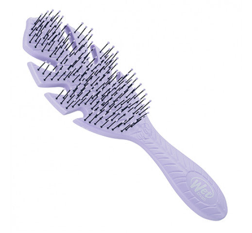 The wet brush go green detangler in the shade purple / lilac