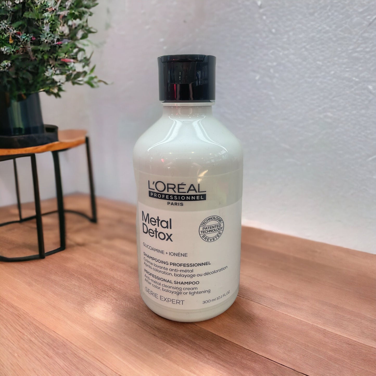 L'Oreal Metal Detox shampoo bottle