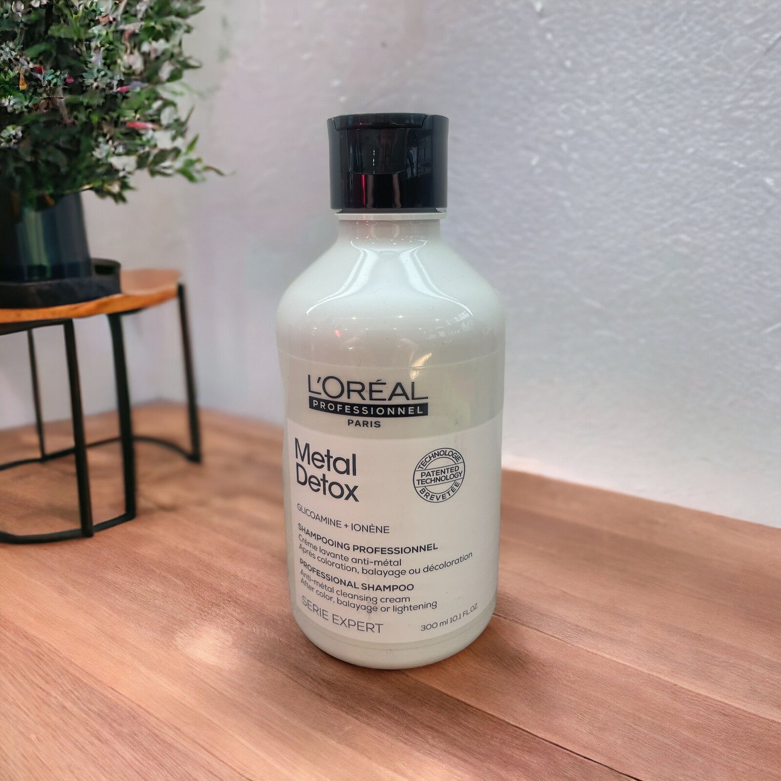 L'Oreal Metal Detox shampoo bottle 